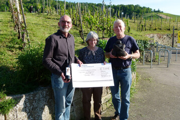 Bei der Spendenbergabe (v. l.): Tom Seibold (Fellbacher Weingrtner), Dr. Angela Meder (Berggorilla & Regenwald Direkthilfe) und Dr. Wolfram Rietschel (Berggorilla & Regenwald Direkthilfe).