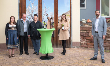 Freude ber eine Goldmedaille bei der Frnkischen Weinprmierung bei (von links) der Winzerfamilie Zller mit Julia Erbacher, Dieter Zller und Kirsten Erbacher-Weigl, der Frnkischen Weinprinzessin Carolin Meyer und Landrat Jens Marco Scherf, der den vom Landkreis gestifteten Ehrenpreis (auf dem Stehtisch) bergab. 