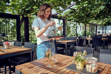 Um jungen Gsten im Gutsausschank etwas anbieten zu knnen, bietet Ida ihnen Weinmischgetrnke wie Riesling-Tonic oder auch Riesling-Wild Berry an.