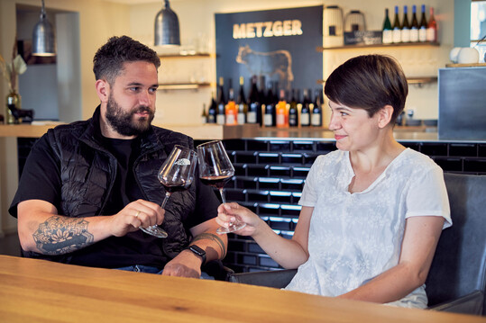 Lea und Martin Metzger kreieren die Weine, die durch den Bullen schnell erkennbar sind.