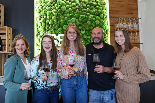 Beim Besuch in Franken (v. l.): Deutsche Weinprinzessin Jessica Himmelsbach, 66. Frnkischen Weinknigin Lisa Lehrritter, die Deutsche Weinknigin Eva Brockmann, Gunter Geiger vom Weingut Geiger und Shne in Thngersheim sowie die Deutschen Weinprinzessin Lea Bassler.