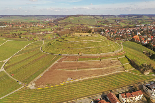 Die Querterrassierung des Weinsberger Burgbergs unterhalb der Burg Weibertreu ist abgeschlossen.