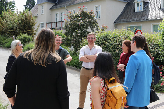 Austausch beim Rundgang auf dem Campus der Hochschule Geisenheim.