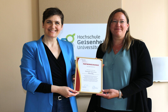 Bei der Unterzeichnung des Kooperationsvertrags (v. l.): Katja Urbatsch und Prof. Dr. Mirjam Hey.