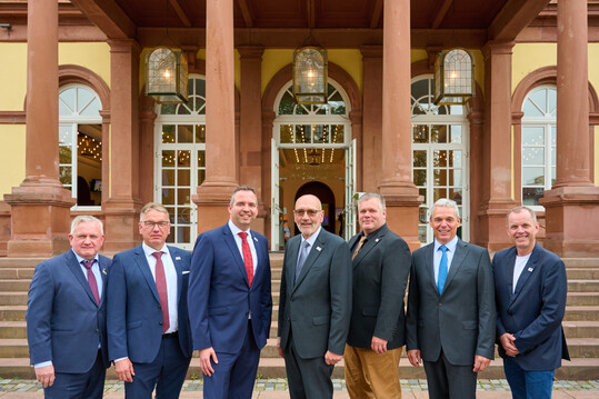 Das DWV-Prsidium mit der Geschftsfhrung (v. l.): Vizeprsident Heinz-Uwe Fetz, Vizeprsident Thomas Walz, Generalsekretr Christian Schwrer, Prsident Klaus Schneider, Vizeprsident Jens Ghring, Vizeprsident Peter Albrecht und Vizeprsident Hans Albrecht Zieger. 