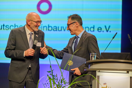Bundesminister Cem Özdemir mit DWV-Präsident Klaus Schneider im Rahmen des Festaktes zum 150. Verbandsjubiläum des Deutschen Weinbauverbandes (DWV).