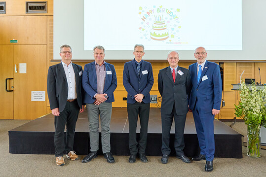 Gruppenbild der Referenten der DWV-Rebschutztagung (v. l.): Prof. Dr. Heiko Tapken (Hochschule Osnabrck), Dr. Gerd Stammler (BASF SE), Dr. Andreas Kortekamp (DLR Rheinpfalz) und Antnio Graa (Sogrape Vinhos SA) mit DWV-Prsident Klaus Schneider.