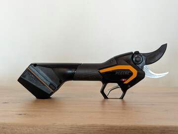 Ergonomisch, flexibel und vernetzt: die neue Pellenc Akku-Reb- und Astschere C3X. 