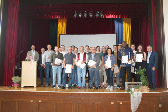 Bei der Zeugnisbergabe (v. l.): Michael Stuber, Dr. Ulrich Dura, die Gruppe der Absolventen der Berufsfachschule fr Zusatzqualifikation, Fachrichtung Weinbau und Roland Pscheidl.