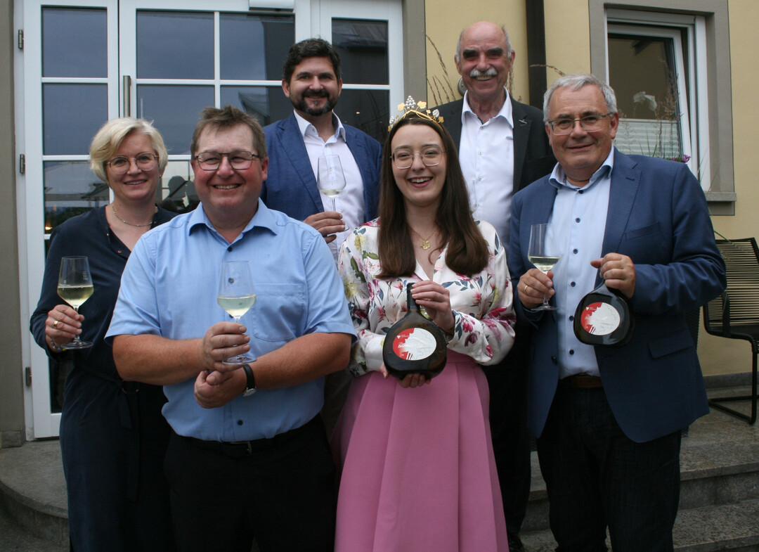 Das Geheimnis um den unterfrnkischen Prsidenten-Wein ist gelftet (v. l.): Winzer-Ehepaar Johanna und Christian Zang, Weinfachberater Ralf Schwarz, Weinknigin Lisa Lehritter, Weinbauprsident Artur Steinmann und Bezirkstagsprsident Stefan Funk.