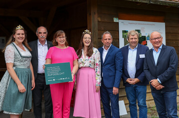 bergabe mit Umweltminister Thorsten Glauber (v. l.): Nordheimer Weinprinzessin Antonia Kraiss, Weinbauprsident Artur Steinmann, Nordheimer Brgermeisterin Sibylle Sger, 66. Frnkische Weinknigin Lisa Lehritter, Umweltminister Thorsten Glauber, Behrdenleiter des Amts fr Lndliche Entwicklung Jrgen Eisentraut und Dr. Hermann Kolesch.