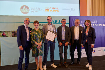 Bei der Auszeichnung in Berlin (v. l.): Bertram Haak, Frau Dr. Herlind Gundelach (BHU Prsidentin), Christian Kaiser (Vorstand Lembergerland Kellerei), Sascha Reich (Vorstandsvorsitzender Lembergerland Kellerei), Rolf Allmendinger (Lembergerland Kellerei) und Rita Schwarzelhr-Sutter (Parlamentarische Staatssekretrin bei der Bundesministerin des Innern und fr Heimat).