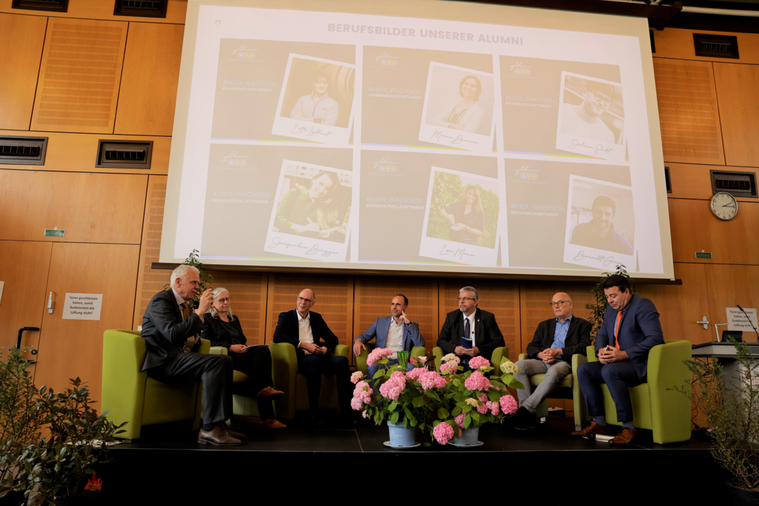 Talk-Runde (v.l.): Direktor Gnter Hoos (DLR Rheinpfalz), Prsidentin der Technischen Hochschule Bingen Frau Prof. Dr. Antje Krause, Prsident der Hochschule fr Wirtschaft und Gesellschaft Herr Prof. Dr. Gunther Piller, Minister Clemens Hoch, Prsident der Hochschule Kaiserslautern Herr Prof. Dr. Hans-Joachim Schmidt, Vizeprsident der RPTU Kaiserslautern-Landau Herr Prof. Dr. Werner Thiel, Prof. Dr. Dominik Durne.