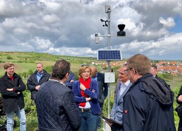Die Bundesministerin Julia Klckner hat am vergangenen Wochenende in Kallstadt eine Weinbergs-Wetterstation erffnet. 