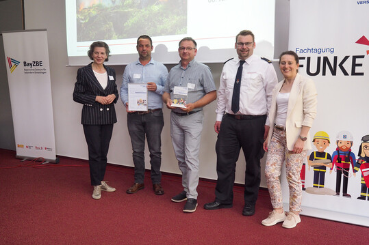 Bei der bergabe des Ehrenamtspreis (v. l.): Barbara Schick (stellvertretende Vorstandsvorsitzende Bayerische Versicherungskammer), Ingo Pfalzgraf und Thomas Knecht (Initiatoren Red Farmer), Jens Thiele (Brand- und Katastrophenschutzinspektor Sdliche Weinstrae) und Isabell Stier (Geschftsfhrerin der Versicherungskammer Stiftung).