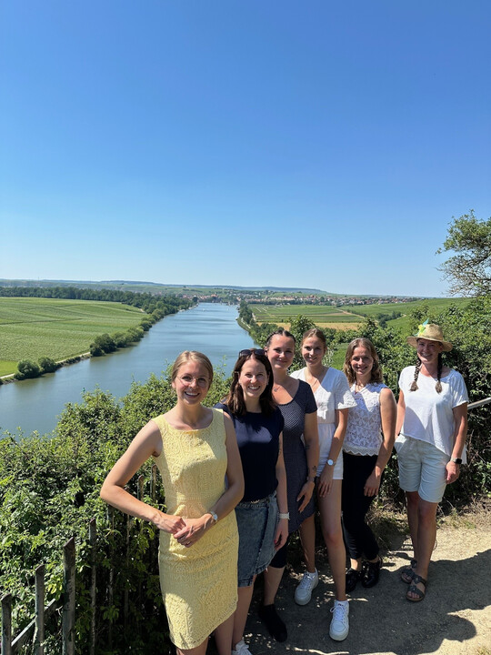 Zu Besuch in den Lauffener Weinbergen (v. l.): Eva Brockmann (Deutsche Weinknigin), Larissa Salcher (Wrttemberger Weinknigin), Vivien Jesse (Wrttemberger Weinprinzessin), Lea Baler (Deutsche Weinprinzessin), Jessica Himmelsbach (Deutsche Weinprinzessin) und Cathrin Seybold (Weingut Seybold).