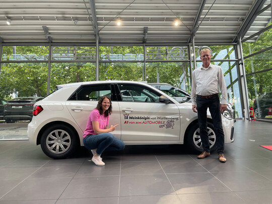 Bei der Fahrzeugbergabe: Larissa Salcher (Wrttemberger Weinknigin) erhlt ihr neues Fahrzeug von Werner Pierozak (Kundenberater ASW Automobile Heilbronn).