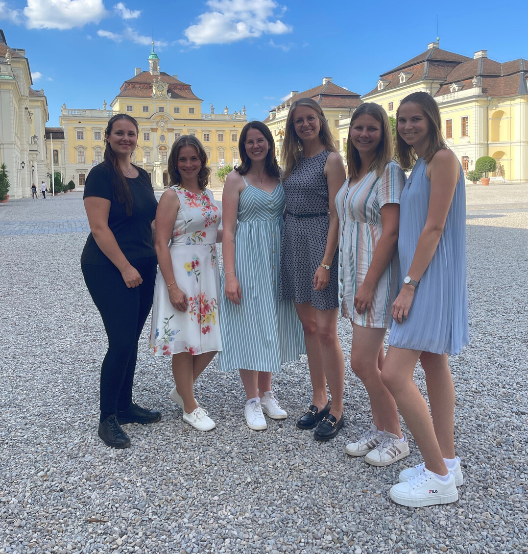 Im Residenzschlosses Ludwigsburg (v. l.): Vivien Jesse (Wrttemberger Weinprinzessin), Jessica Himmelsbach (Deutsche Weinprinzessin), Larissa Salcher (Wrttemberger Weinknigin), Eva Brockmann (Deutsche Weinknigin), Jule Mayr (Wrttemberger Weinprinzessin) und Lea Baler (Deutsche Weinprinzessin).