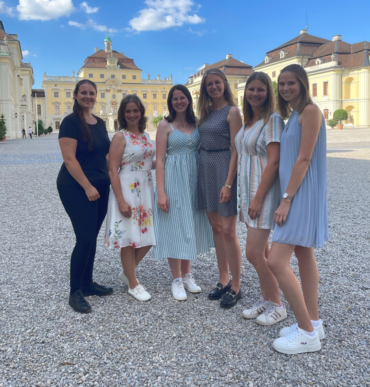 Im Residenzschlosses Ludwigsburg (v. l.): Vivien Jesse (Wrttemberger Weinprinzessin), Jessica Himmelsbach (Deutsche Weinprinzessin), Larissa Salcher (Wrttemberger Weinknigin), Eva Brockmann (Deutsche Weinknigin), Jule Mayr (Wrttemberger Weinprinzessin) und Lea Baler (Deutsche Weinprinzessin).