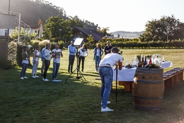 Das Weingut Vollmayer hat sich fr die professionelle Erstellung eines Imagefilms entschieden. Hier ein Blick hinter die Kulissen. 