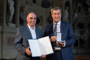 Weinbauprsident Artur Steinmann (links) erhlt von Ministerprsident Markus Sder den Bayerischen Verdienstorden.