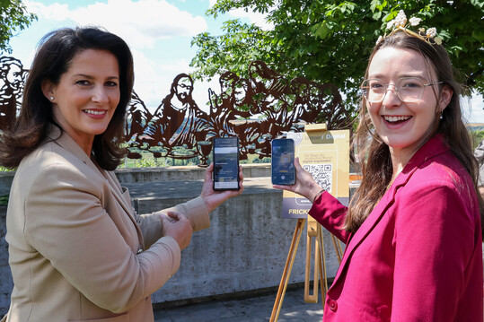 Die Bayerische Landwirtschaftsministerin Michaela Kaniber und die 66. Frnkische Weinknigin Lisa Lehritter scannen zum ersten Mal den QR-Code zur neuen Terroir f Web-App am Terroir f in Frickenhausen am Main.