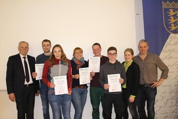 So sehen Sieger aus: Adrian Rie, Julian Lang und Tamara Luisa Elbl, Sparte Weinbau 1, fahren im Juni nach Nordheim zum Bundesentscheid. Aus der Sparte Weinbau 2 qualifizierten sich Josua Baumgrtner, Martin Mller und Regina Class.