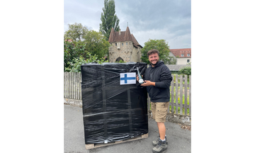Stolz prsentiert Nicolas Olinger seinen Riesling, den man ab sofort ber den Wolken genieen kann. 