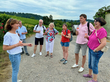 Zum Abschluss der Tour hat die Gruppe das kologische Weingut Schfer-Heinrich besucht.