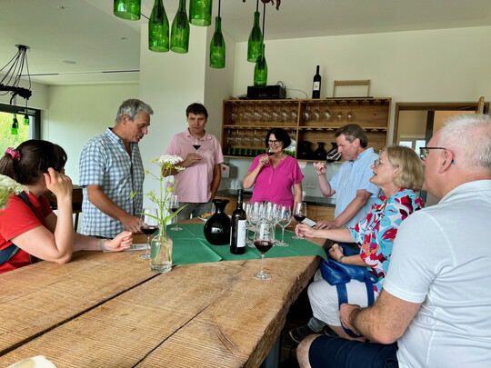 Seniorchef Peter Albrecht (Weingut Albrecht-Kiessling) führt eine Gruppe durch das Weingut.