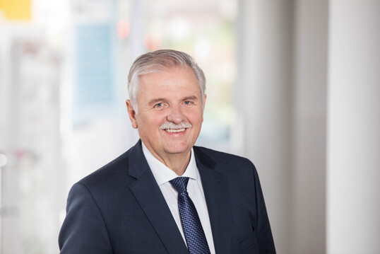 Im Mrz musste die deutsche Weinbranche berraschend Abschied vom DWV-Vizeprsidenten und Prsidenten des Wrttemberger Weinbauverbandes, Hermann Hohl, nehmen. 