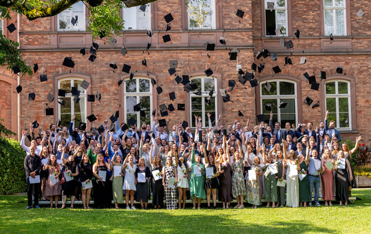 132 Personen schlossen im vergangenen Halbjahr ihr Studium an der Hochschule Geisenheim ab.