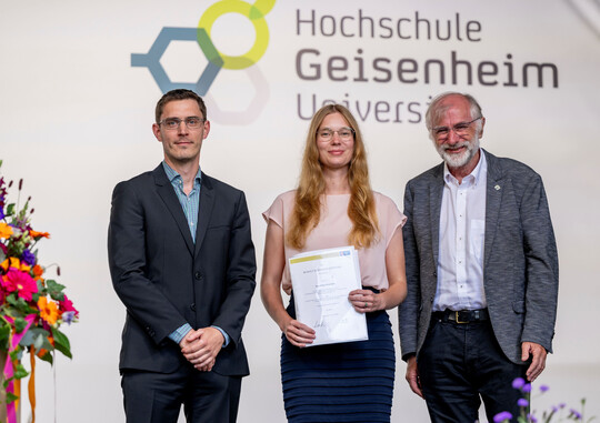 Die Preisträgerin der Rudolf Hermanns Stiftung Katja Florschütz zusammen mit Prof. Dr. habil. Christoph-Martin Geilfus (links) und Prof. Dr. Otmar Löhnertz.