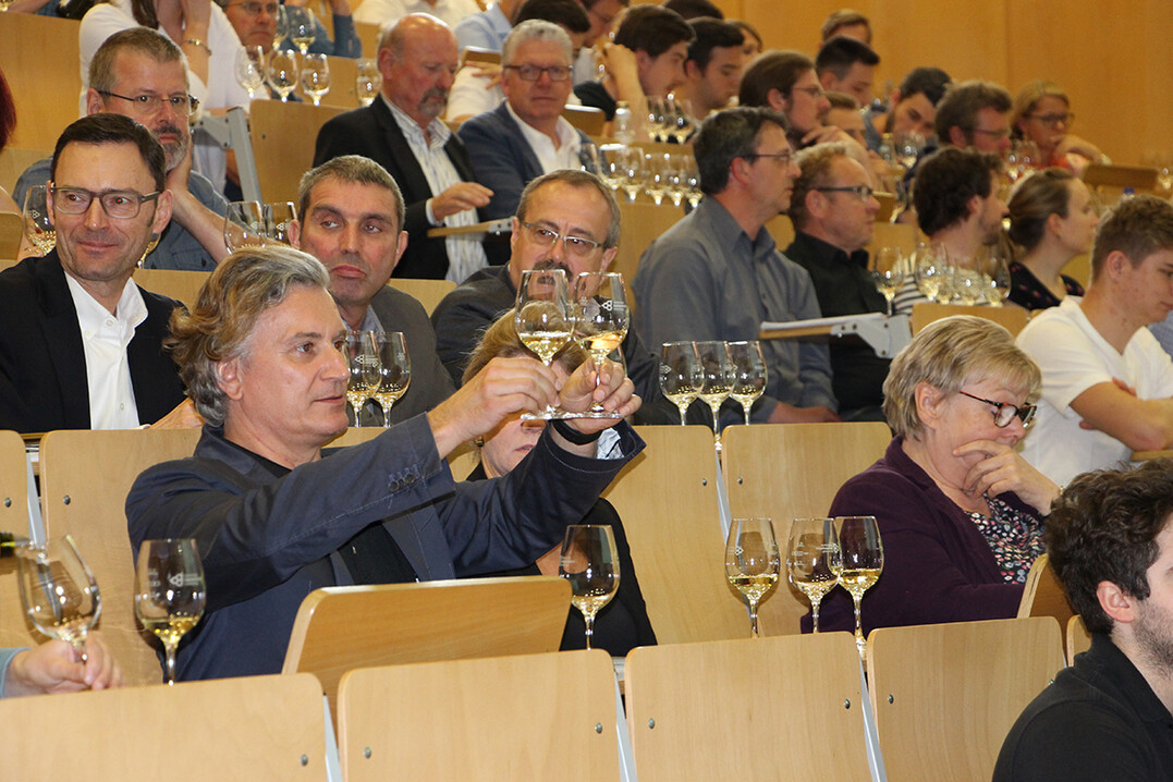 Mutige vor! Zum Abschluss der Tagung konnten sich die Teilnehmer durch die Welt der Orange- und Naturalwines probieren.