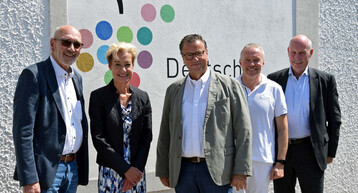 Von links: Klaus Schneider (Vorsitzender des Verwaltungsrats des Deutschen Weinfonds), Monika Reule (Geschftsfhrerin Deutsches Weininstitut), Peter Hauk (Minister fr Ernhrung, Lndlichen Raum und Verbraucherschutz des Landes Baden-Wrttemberg), Marian Kopp ( Geschftsfhrer der Lauffener Weingrtner eG) und Konrad Rhl (Abteilungsleiter Landwirtschaft des MLR Baden-Wrttemberg).