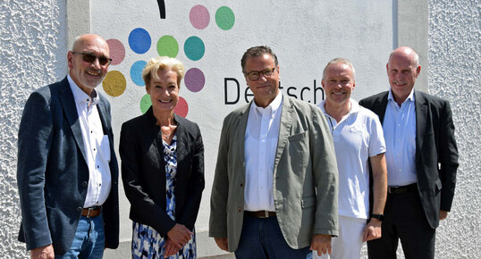 Von links: Klaus Schneider (Vorsitzender des Verwaltungsrats des Deutschen Weinfonds), Monika Reule (Geschftsfhrerin Deutsches Weininstitut), Peter Hauk (Minister fr Ernhrung, Lndlichen Raum und Verbraucherschutz des Landes Baden-Wrttemberg), Marian Kopp ( Geschftsfhrer der Lauffener Weingrtner eG) und Konrad Rhl (Abteilungsleiter Landwirtschaft des MLR Baden-Wrttemberg).
