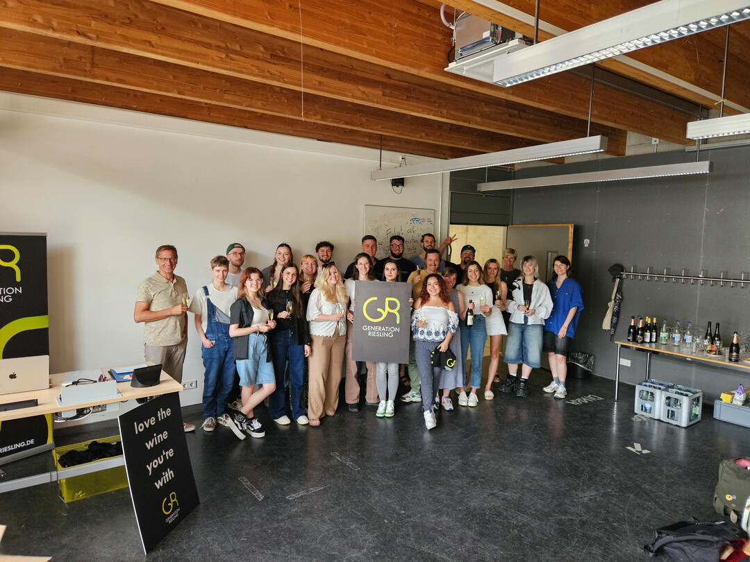 Unter der Leitung von Frau Prof. Christine Bernhardt erhielten 16Studierende des Fachs Design die Aufgabe, fr insgesamt elfWeinbaubetriebe der Generation Riesling Design-Aufgaben zu lsen.