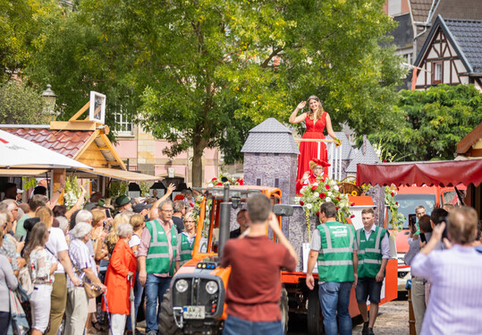 Hhepunkt des Winzerfestzuges ist der Wagen der Burgundia, der Weinmajestt von Ahrweiler