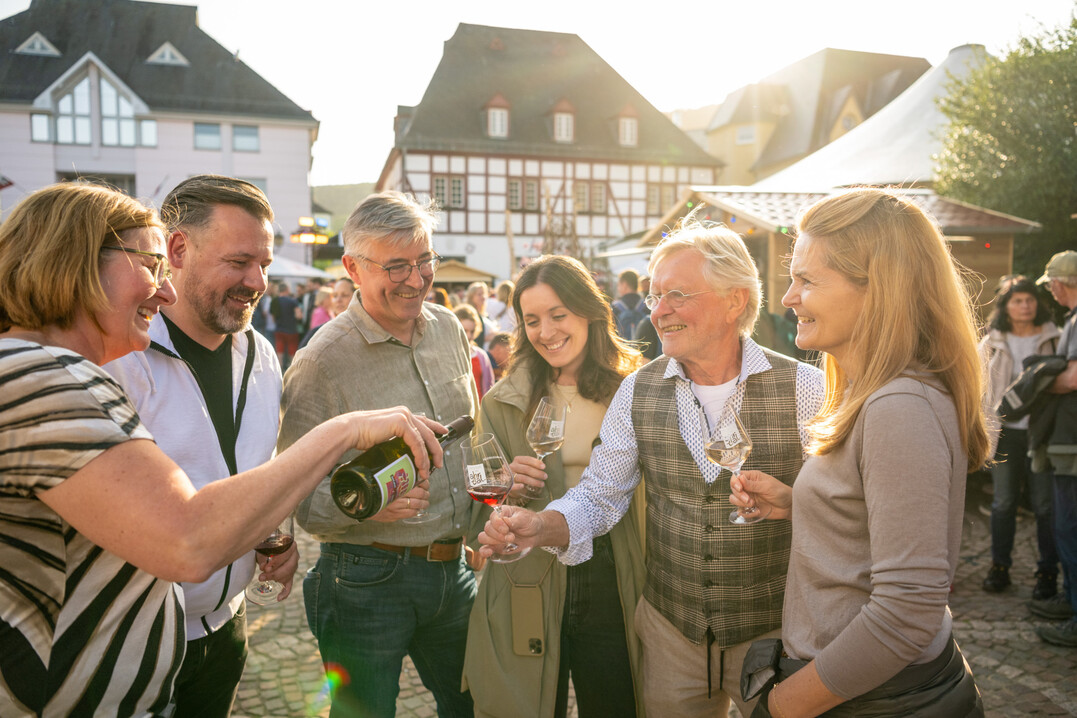Zu den Ahrweiler Weinwochen wird der Ahrweiler Marktplatz zum Treffpunkt fr Ahrweinfans aller Generationen. 