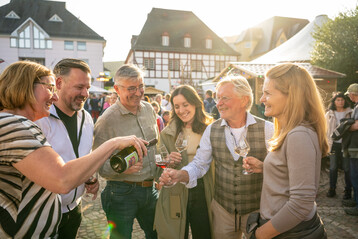 Zu den Ahrweiler Weinwochen wird der Ahrweiler Marktplatz zum Treffpunkt fr Ahrweinfans aller Generationen. 