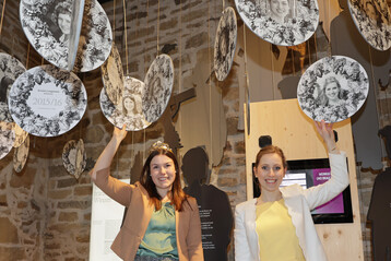 64. Frnkische Weinknigin Carolin Meyer und 63. Frnkische Weinknigin Klara Zehnder mit
ihren Portrts in der Galerie der Weinkniginnen im Kirchenburgmuseum Mnchsondheim.