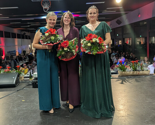 Das Weinhoheiten-Trio 2023/2024 (v.l.): Weinprinzessin Jule Mayr, Weinknigin Larissa Salcher und Weinprinzessin Vivien Jesse.