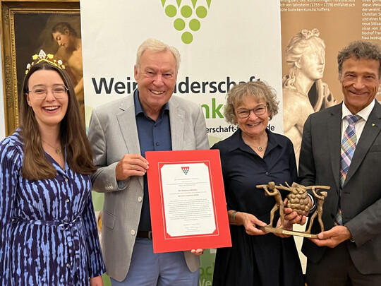 Im Beisein der Frnkischen Weinknigin Lisa Lehritter (l.) berreichten Bruderschaftsmeister Peter Schwappach (r.) und sein Stellvertreter Gnter Grabow (2. v. l.) den Weinkulturpreis an Dr. Gabriele Brendel. 