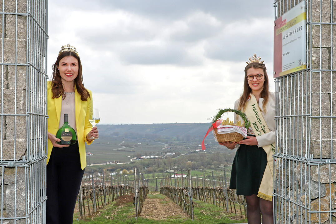 64. Fränkische Weinkönigin Carolin Meyer und Fränkische Spargelkönigin Christiane Reinhart (v. l. n. r.) vor den Weinbergen der Silvaner Heimat seit 1659.