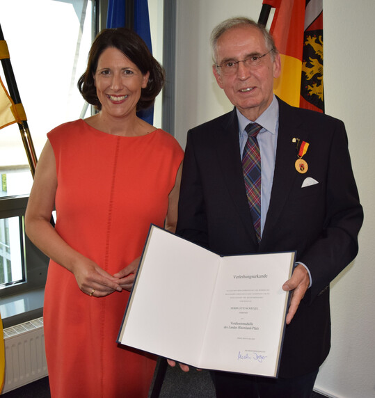 Wirtschafts- und Weinbauministerin Daniela Schmitt hat Otto Schtzel aus Nierstein die Verdienstmedaille des Landes verliehen. 
