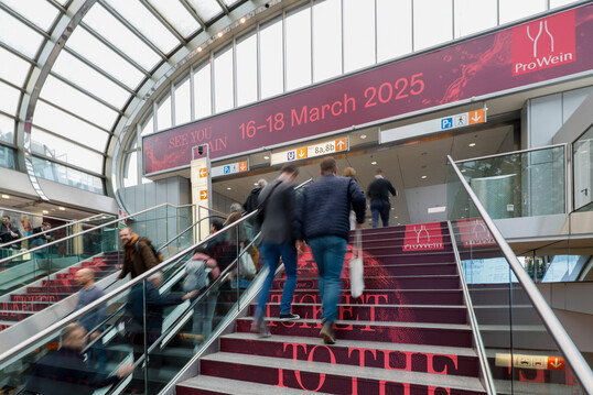 Die ProWein in Dsseldorf ist die international fhrende Fachmesse fr Weine und Spirituosen. Die nchste ProWein findet vom 10. bis 12. Mrz 2024 statt.