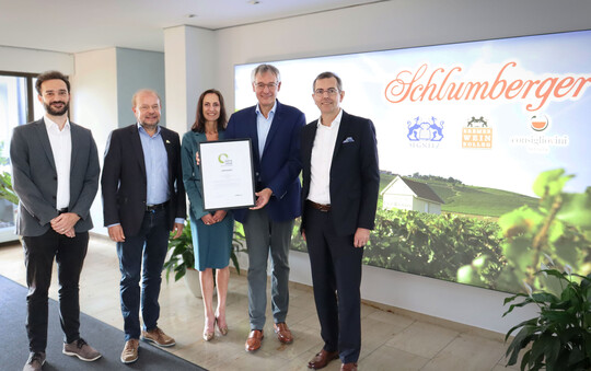 Bei der bergabe des Fairn Green-Zertifikats (v. l.): Benjamin Laux (Fair and Green), Dr. Keith Ulrich (Fair and Green), Maria-Anna Wimmer (Schlumberger Gruppe), Rudolf Knickenberg (Schlumberger Gruppe) und Stephan Wiezorek (Schlumberger Gruppe).