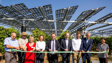Einweihung der Agri-Photovoltaik-Anlage (v. l.): Thomas Franke (AgriPV-Solutions), Prof. Dr. Manfred Stoll und Prof. Dr. Claudia Kammann (beide Hochschule Geisenheim), Dagmar Beaker (WIBank), Timon Gremmels (Hessischer Wissenschaftsminister), Ingo Schon (Mitglied des Landtags und Weinbaupolitischer Sprecher CDU-Landtagsfraktion), Christian Weinmann (sbp sonne), Prof. Dr. Hans Reiner Schultz (Prsident der Hochschule Geisenheim) und Julia Wamsler (ISE Fraunhofer). 