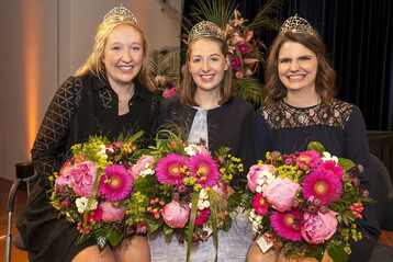 Die neuen Badischen Weinhoheiten 2018/2019 sind: Miriam Kaltenbach, Badische Weinknigin (Bildmitte); Badische Weinprinzessinnen sind Hannah Herrmann (Bild links) und Stephanie Megerle (Bild rechts).