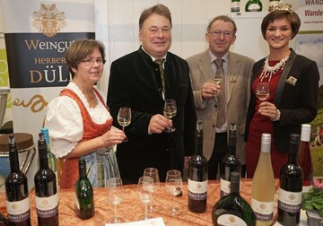 Helmut Brunner und Christin Ungemach am Stand von Ruth und Herbert Dll